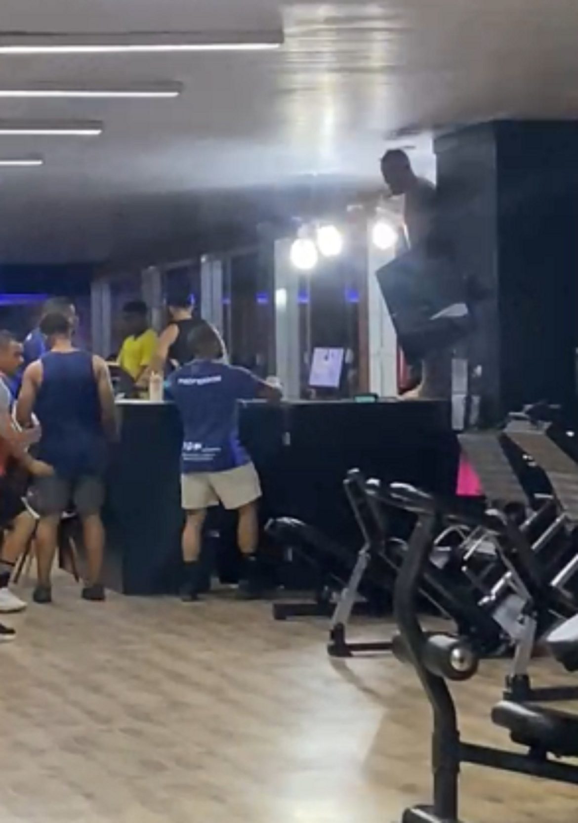 video:-homem-nu-faz-quebra-quebra-em-academia-e-escritorio-de-juiz-de-fora