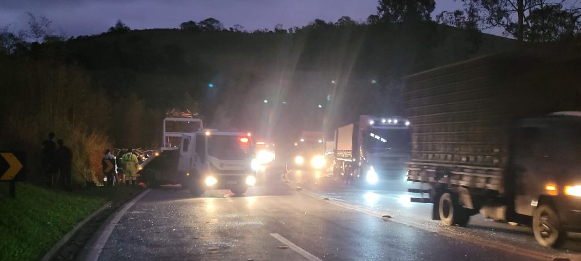 br-040-e-interditada-apos-serie-de-acidentes-na-altura-de-santos-dumont;-uma-pessoa-morreu