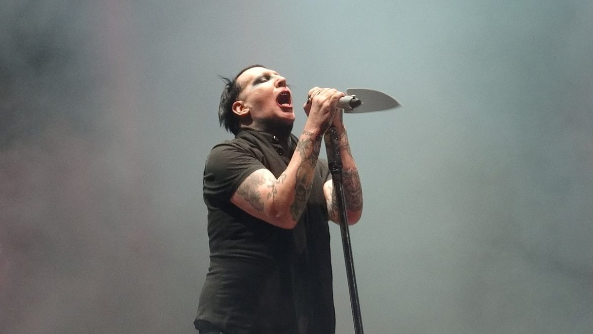 marilyn-manson-e-condenado-por-‘assoar-o-nariz’-em-cinegrafista