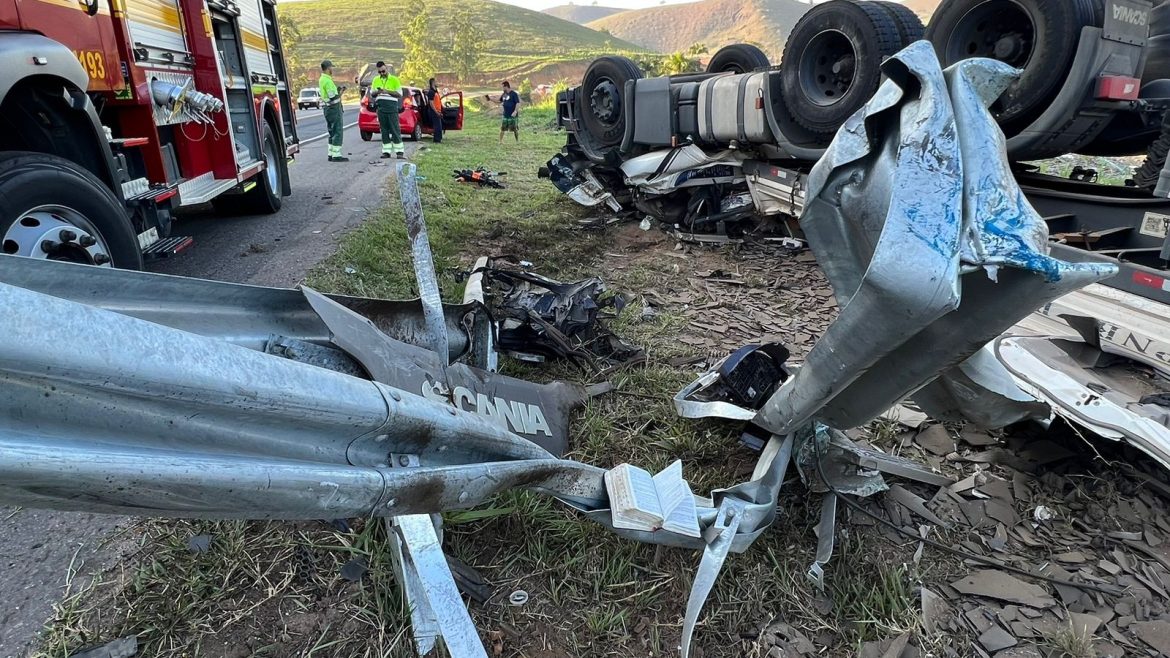 carreta-tomba-e-cai-com-as-rodas-para-cima-na-br-116;-motorista-morreu