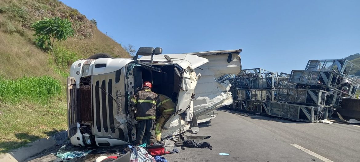 cegonheira-carregada-com-motos-tomba-e-carga-fica-espalhada-na-br-040
