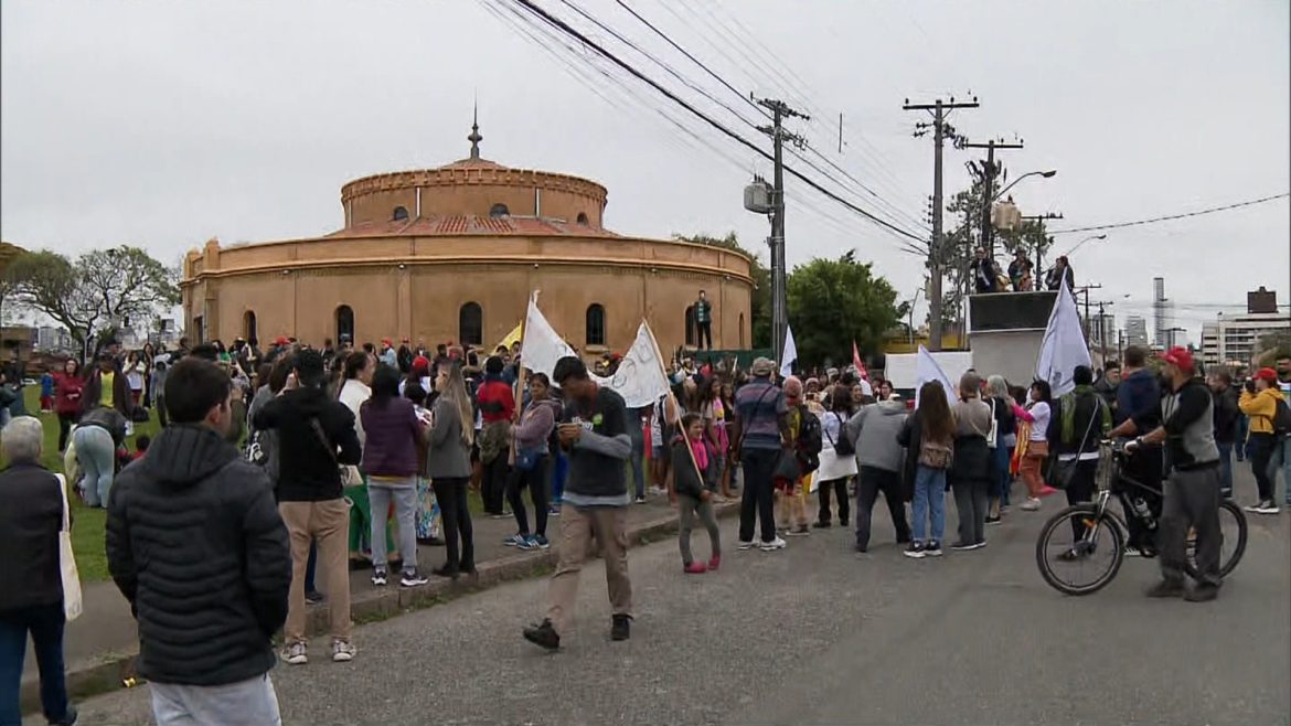 grito-dos-excluidos-faz-caminhada-por-direitos-basicos-em-curitiba:-‘fazer-a-diferenca-na-vida-das-pessoas’