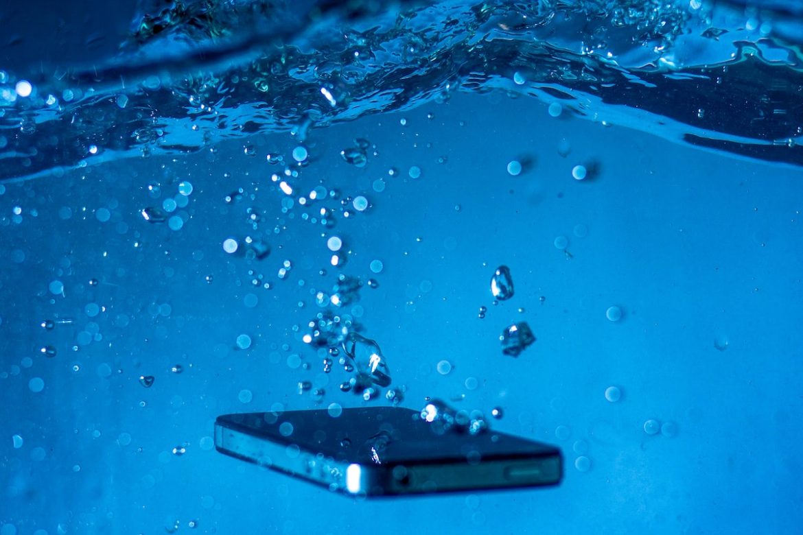 celular-caiu-na-agua?-faca-isso-e-salve-seu-dispositivo!