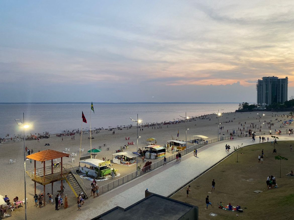 banhistas-sao-vistos-em-rio-na-praia-da-ponta-negra-apos-horario-permitido