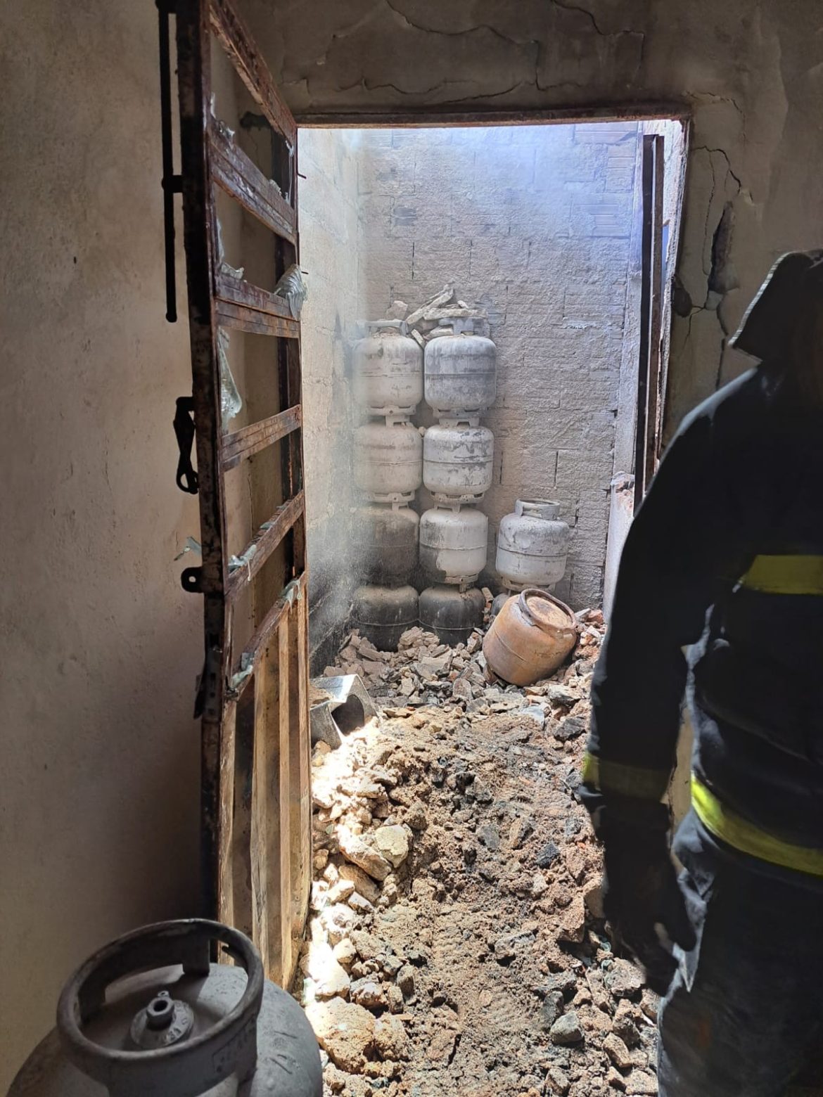 video-mostra-casa-que-armazenava-quase-60-botijoes-de-gas-de-forma-irregular-em-chamas-em-vicosa