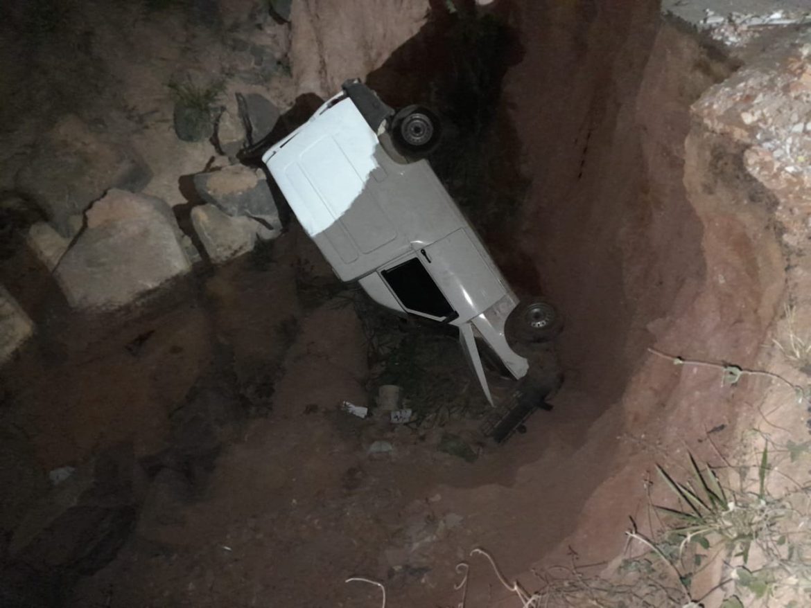 carro-cai-em-cratera-gigante-ao-tentar-escapar-de-acidente-em-mg;-fotos