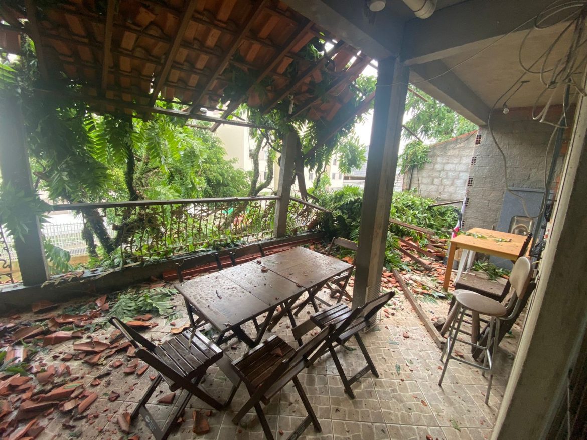 ‘cena-de-destruicao’,-diz-moradora-que-teve-varanda-de-casa-destelhada-durante-temporal-em-juiz-de-fora