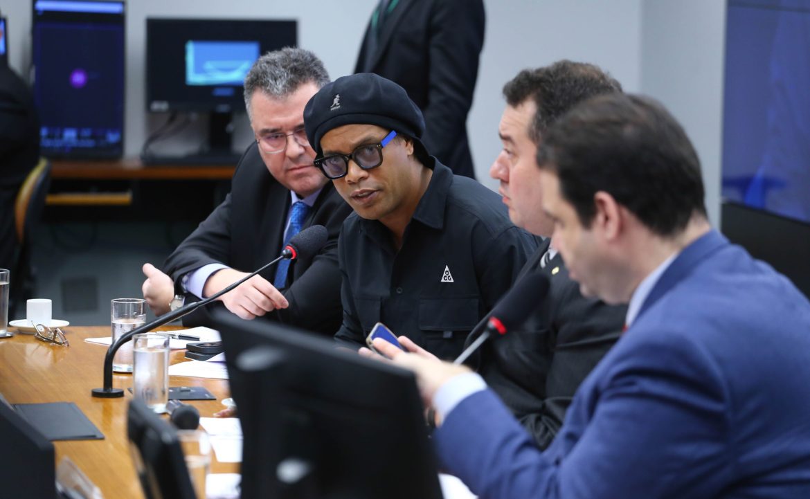 cpi-das-piramides-pede-o-indiciamento-de-ronaldinho-gaucho-e-mais-44-pessoas