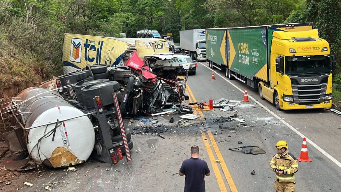 video:-carreta-bitrem-que-descia-serra-bate-de-frente-contra-caminhao-na-br-116