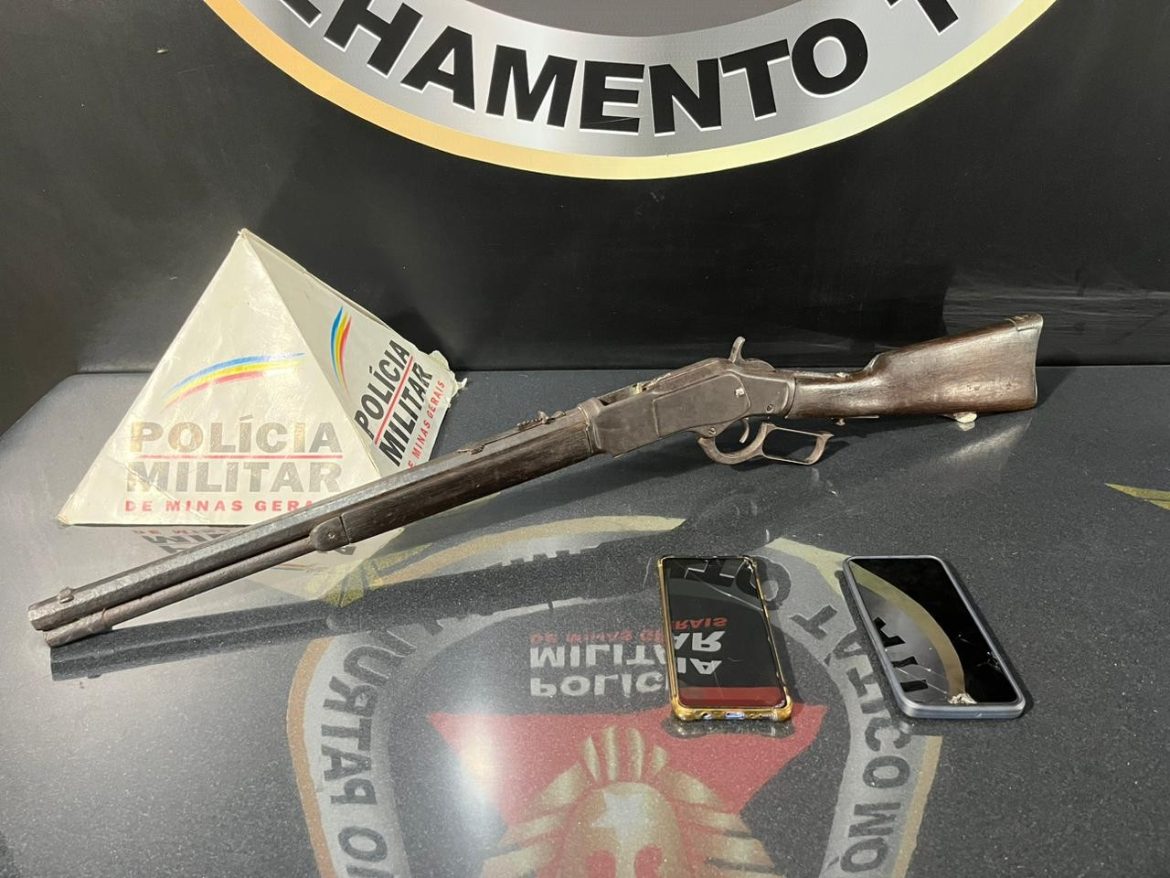 dupla-e-presa-apos-exibir-espingarda-em-estacionamento-de-supermercado-em-juiz-de-fora