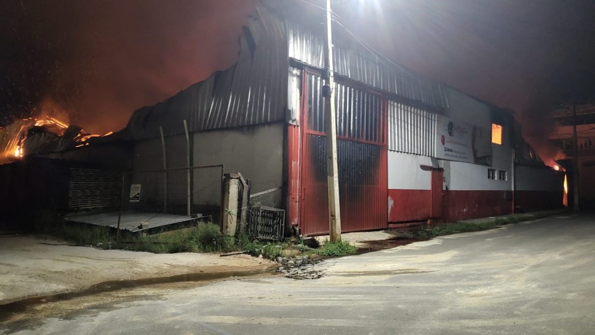 incendio-destroi-fabrica-de-estofados-em-uba