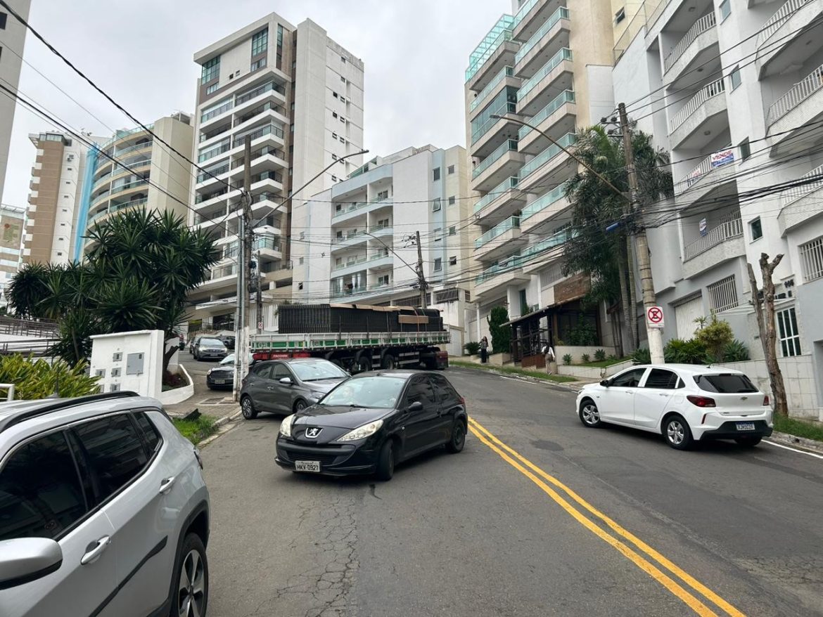 carreta-atravessada-interdita-transito-na-zona-sul-de-juiz-de-fora