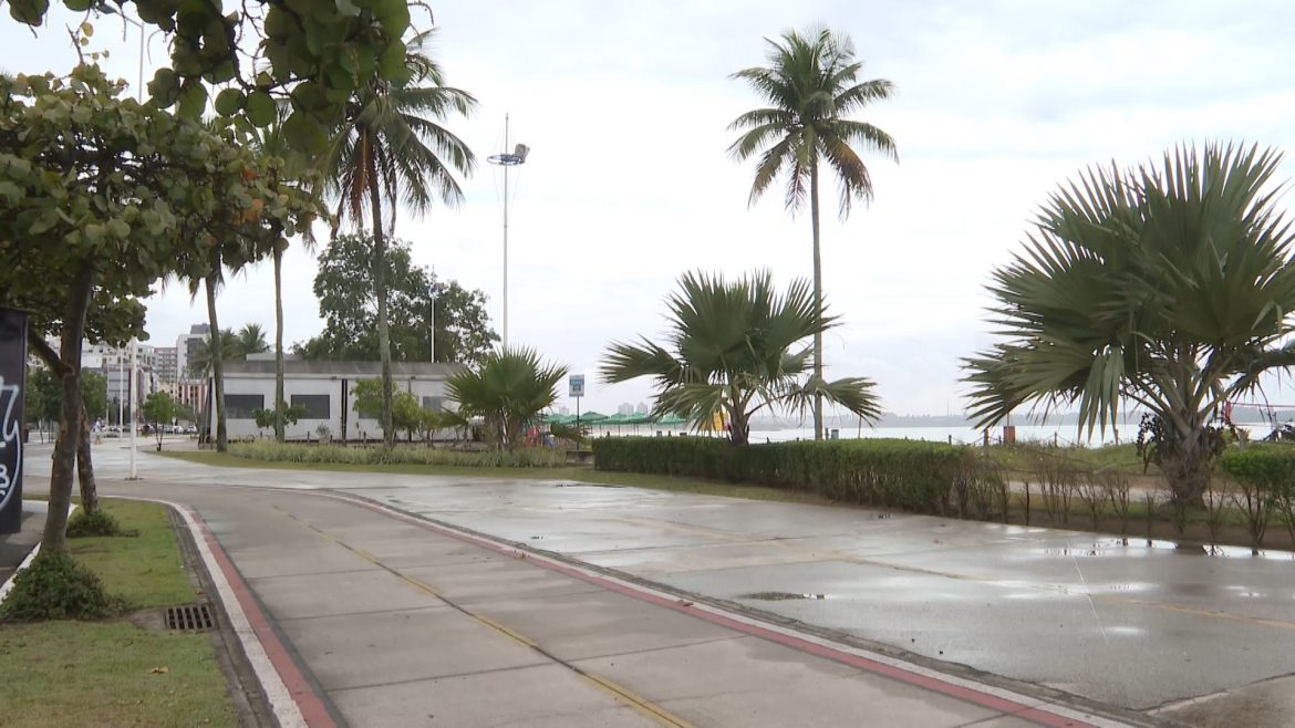 jovens-sao-feridos-por-assaltante-ao-tentarem-impedir-furtos-de-suas-motos-na-praia-de-camburi,-em-vitoria