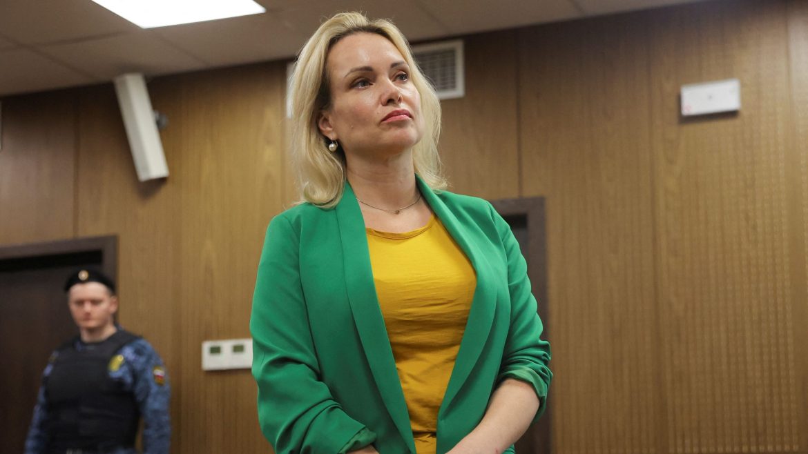 jornalista-que-protestou-ao-vivo-na-tv-diz-que-russia-retirou-custodia-de-sua-filha