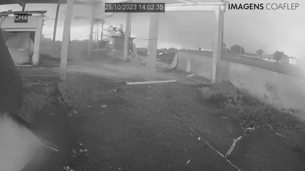 video:-tornado-arranca-cobertura-de-galpao-e-causa-estragos-no-pr