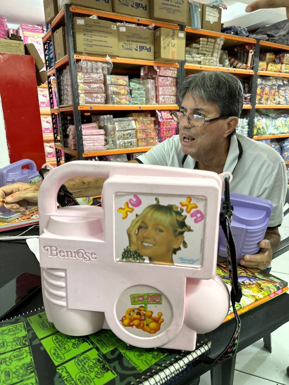 video:-papelaria-aposta-em-nostalgia-e-viraliza-vendendo-produtos-dos-anos-1980-a-2000