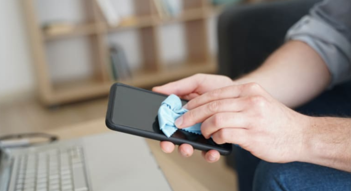 saiba-por-que-e-perigoso-limpar-a-tela-do-celular-com-alcool-e-papel-higienico