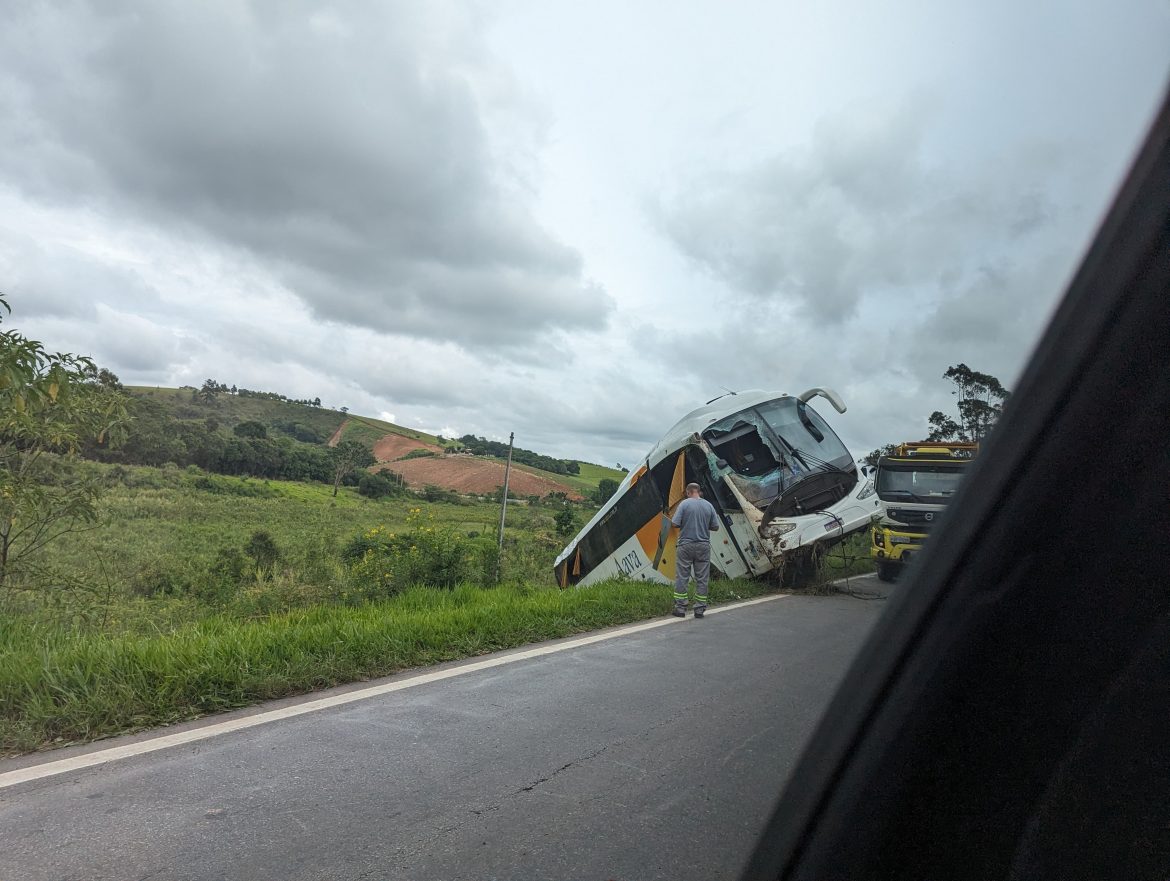 onibus-de-turismo-tomba-em-barranco-e-homem-morre-na-br-040,-em-mg