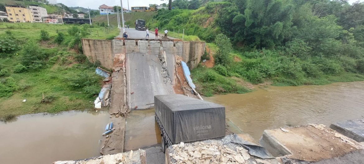 video:-ponte-desaba-e-rio-‘engole’-carreta-bitrem-em-mg