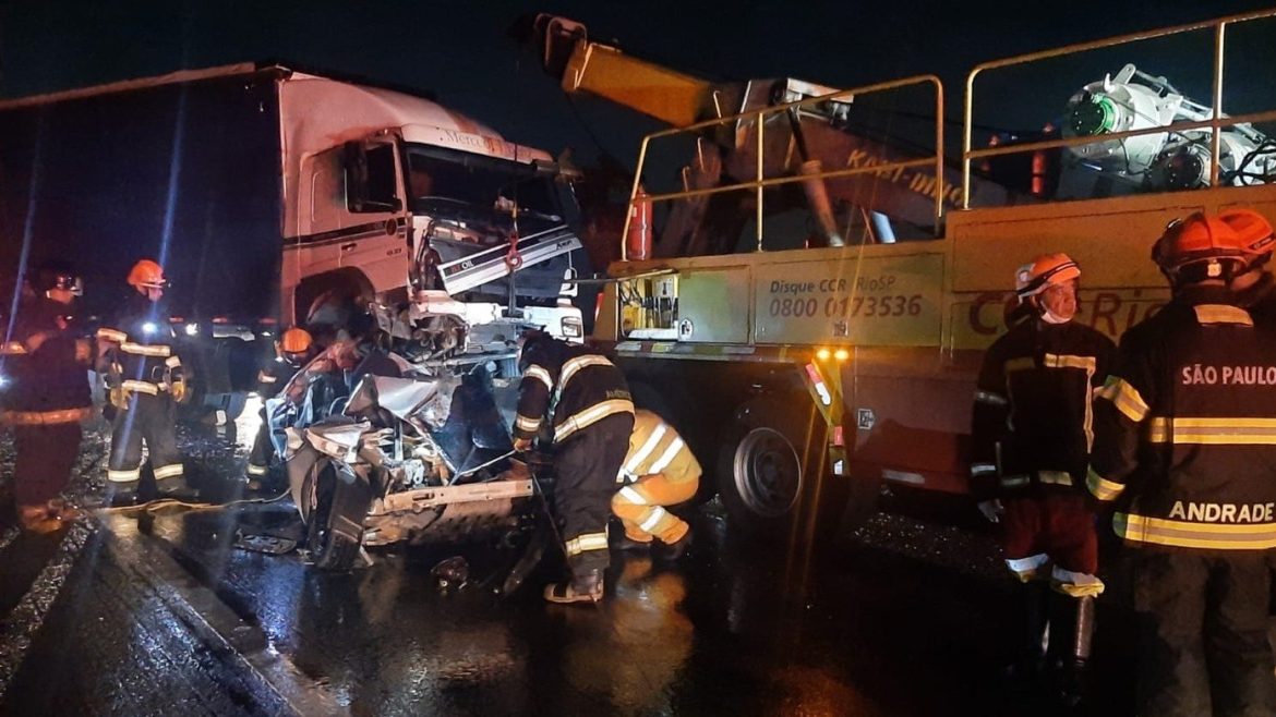 sp:-caminhao-destroi-carro-em-engavetamento-com-tres-mortos