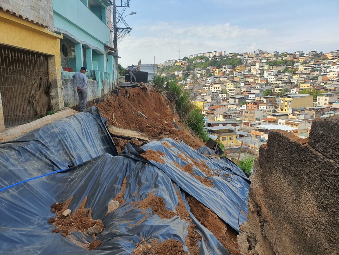 moradora-vai-tomar-cafe-e,-na-volta,-se-assusta-com-a-rua-‘engolida’-por-deslizamento