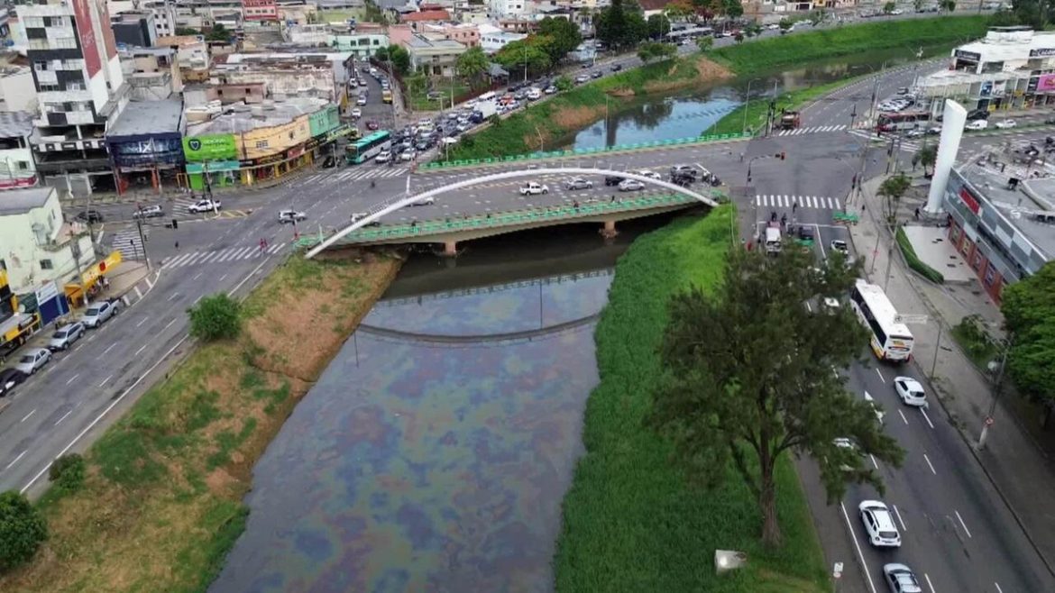 video-mostra-agua-do-rio-paraibuna-tomada-por-mancha-de-oleo-em-juiz-de-fora