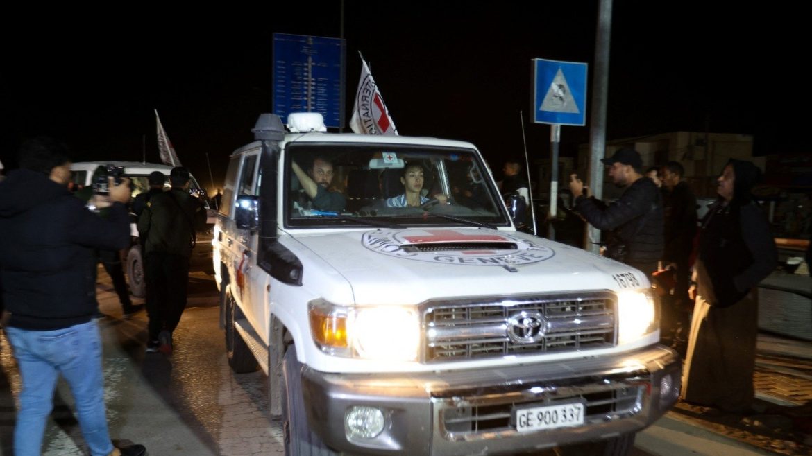 veja-fotos-dos-refens-que-foram-soltos-do-cativeiro-da-faixa-de-gaza-neste-domingo