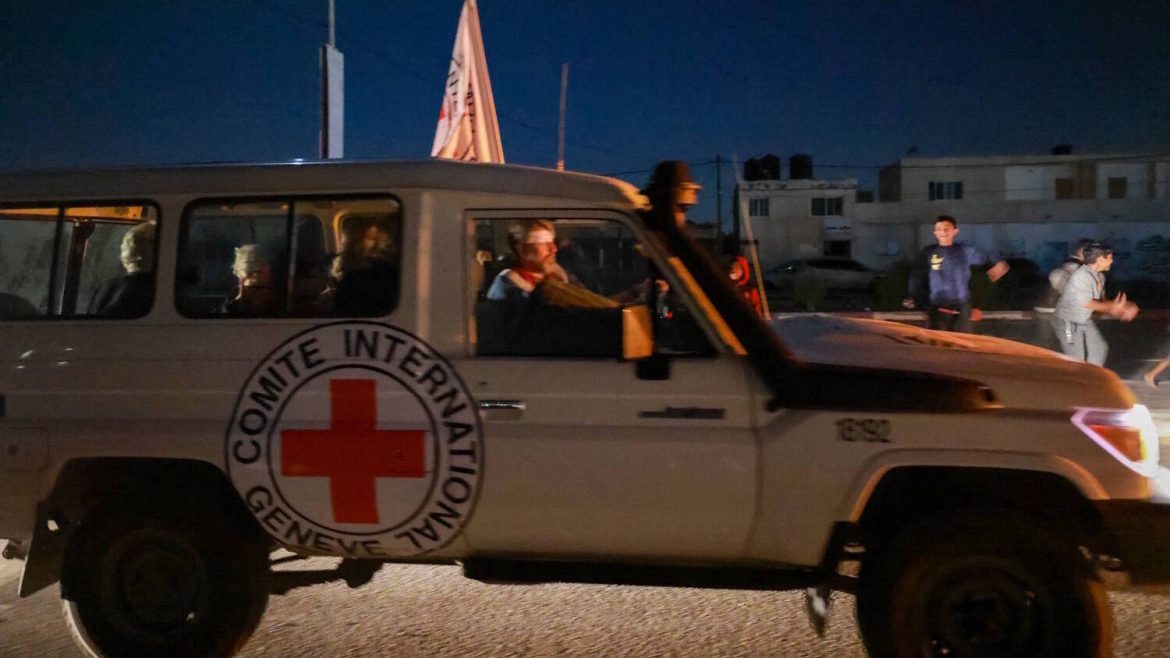 refem-de-nacionalidade-russa-e-libertado-da-faixa-de-gaza-e-entregue-a-cruz-vermelha