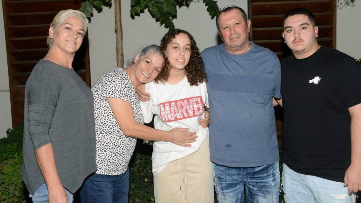 militar-israelense-que-foi-levada-como-refem-fala-publicamente-pela-primeira-vez