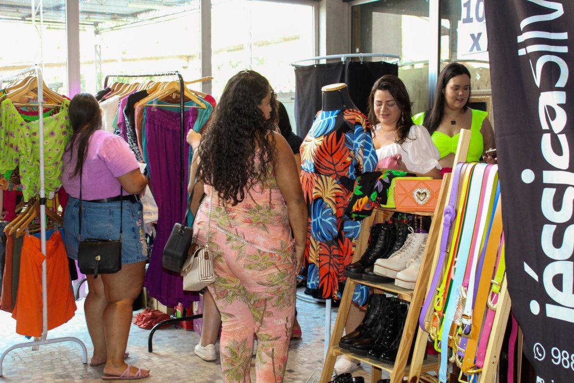 com-desapegos-da-modelo-tatah-favero,-feira-de-moda-jf-plus-size-e-realizada-em-juiz-de-fora