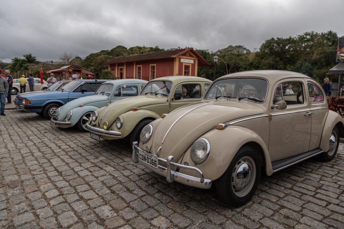 vila-de-luis-carlos,-em-guararema,-recebe-exposicao-de-carros-classicos-neste-domingo