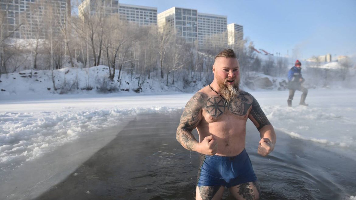 voce-tem-coragem?-fas-de-natacao-recortam-gelo-e-mergulham-com-termometro-a-35oc-na-siberia