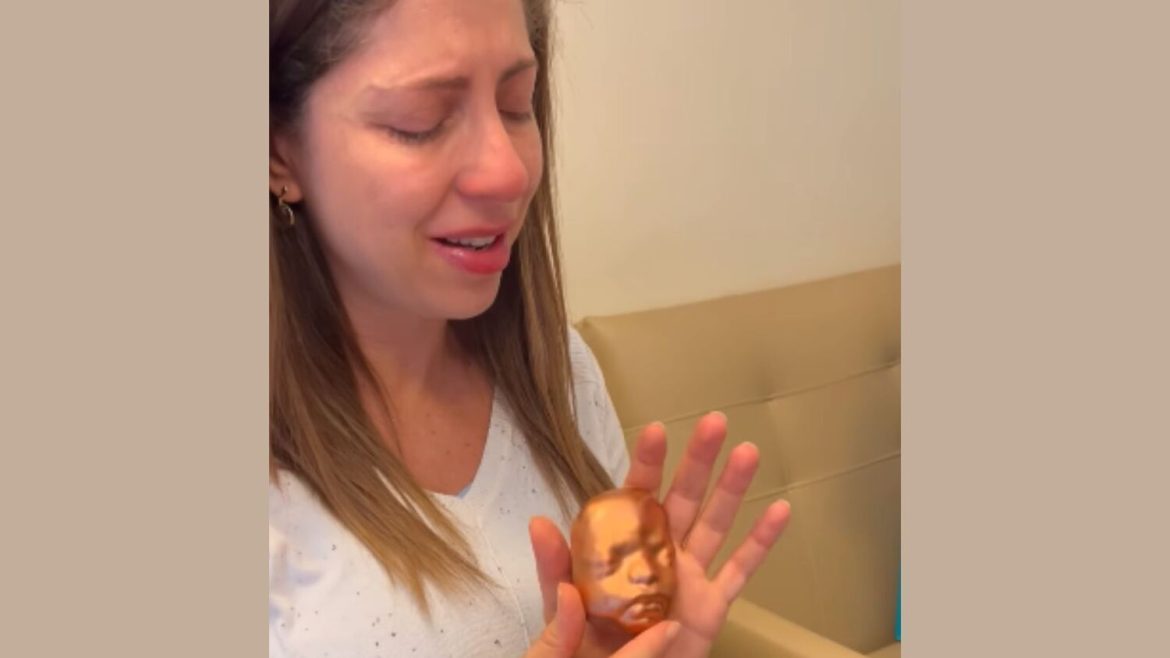 gestante-cega-se-emociona-ao-sentir-rosto-da-filha-em-impressao-3d-apos-fazer-ultrassom