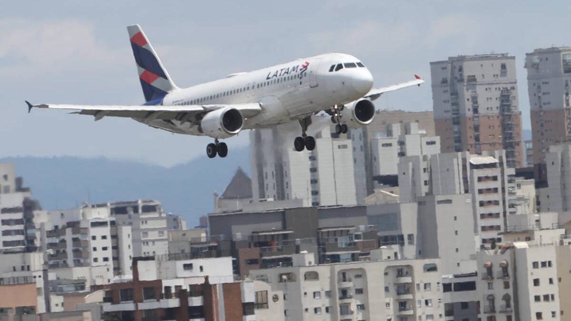 apos-chegar-ao-maior-preco-da-serie-historica-da-anac,-passagem-de-aviao-tem-sequencia-de-altas