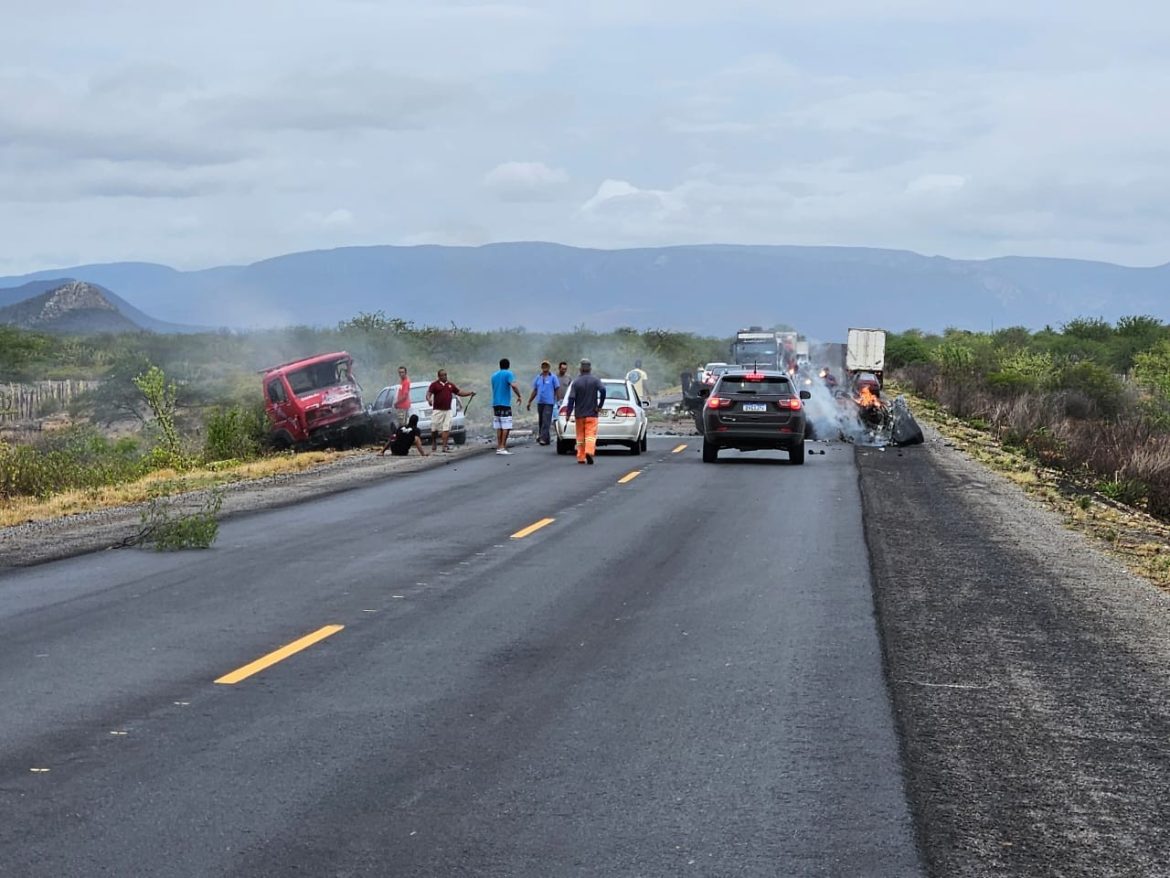 casal-morre-apos-carro-bater-de-frente-com-caminhao-e-pegar-fogo-em-rodovia-na-bahia