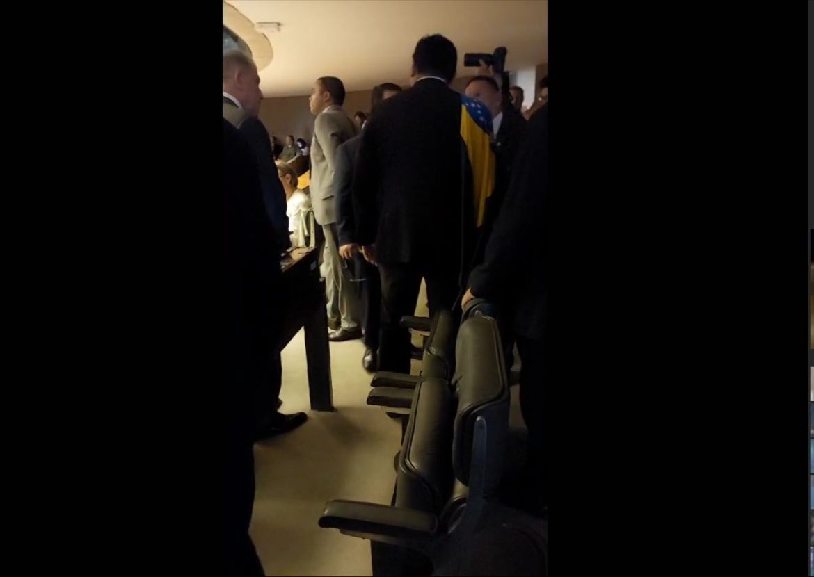 mourao-e-deputado-discutem-por-abraco-do-senador-em-dino