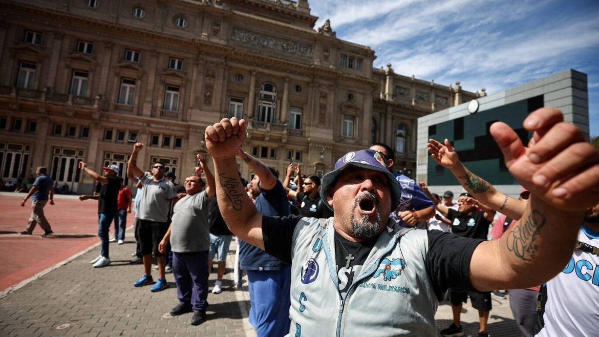 argentinos-voltam-as-ruas-em-mais-um-protesto-contra-as-medidas-economicas-de-javier-milei