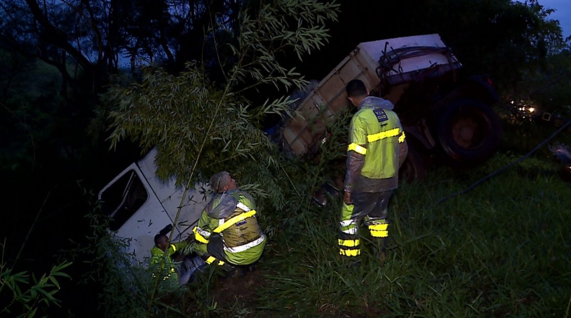 carreta-cai-em-ribanceira-e-motorista-sai-ileso-na-br-040