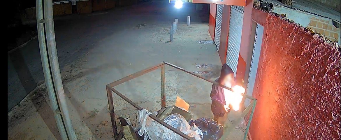 suspeita-de-incendiar-mercado-apos-discussao-por-sandalia-vai-para-prisao-domiciliar;-video