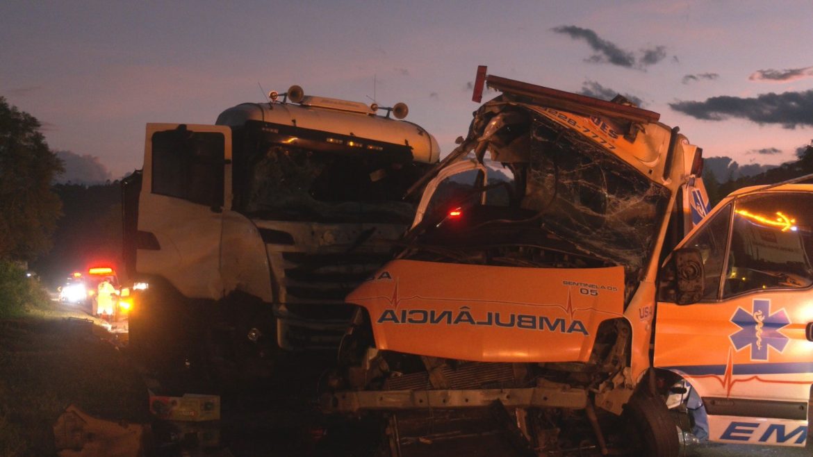 ambulancia-envolvida-em-acidente-que-matou-5-pessoas-em-mg-nao-podia-estar-rodando,-diz-prf