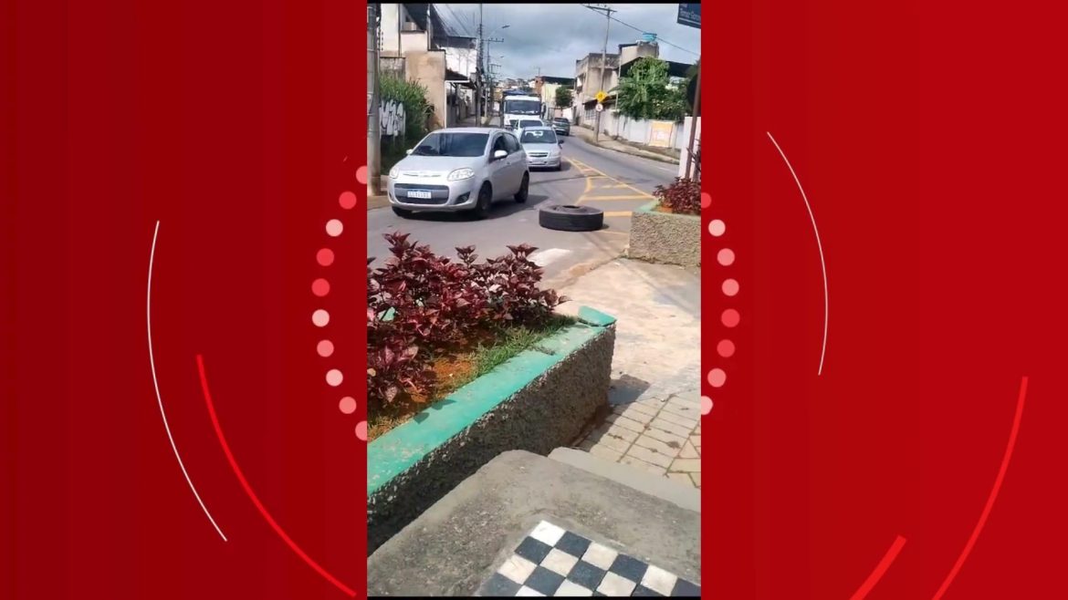 video:-eixo-de-onibus-urbano-se-solta-e-assusta-passageiros-em-juiz-de-fora