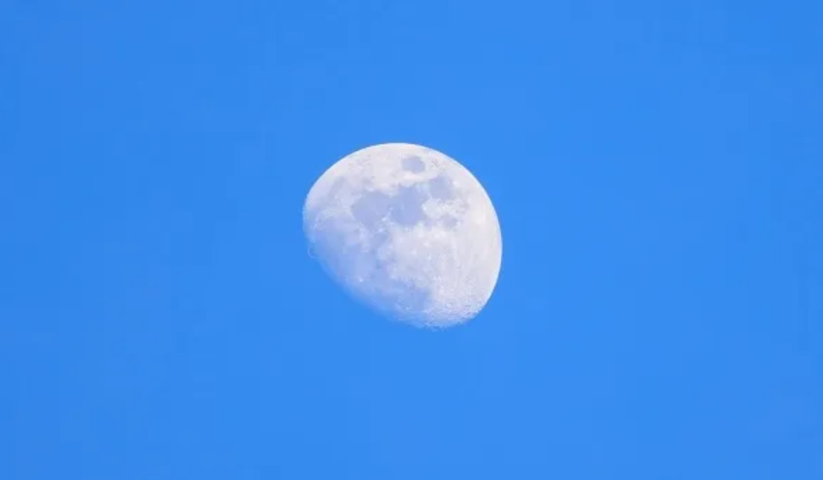 por-que-a-lua-fica-visivel-durante-o-dia?-fenomeno-e-desvendado-pela-ciencia