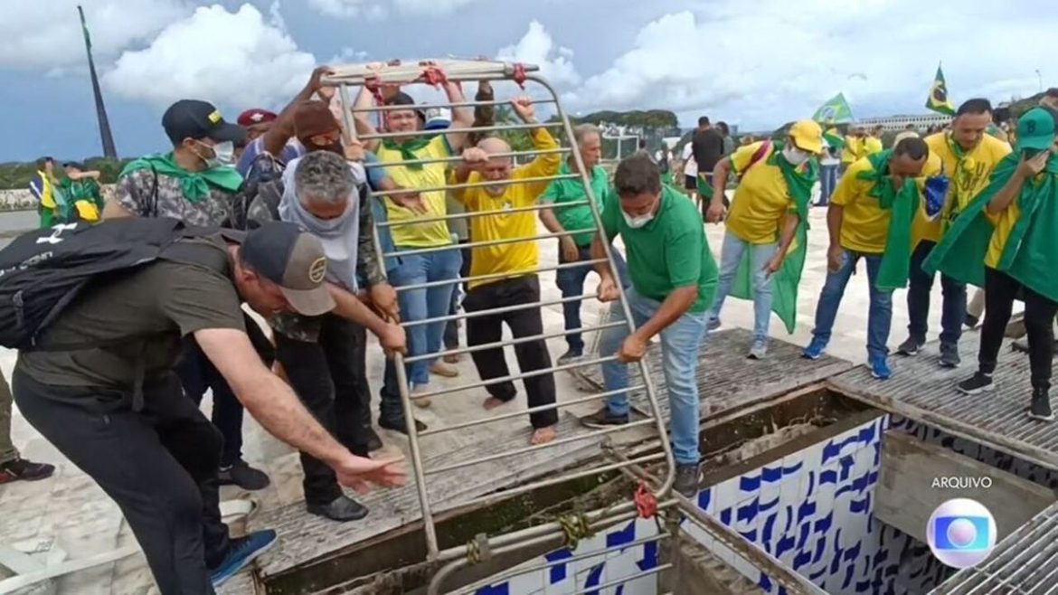no-8-de-janeiro,-golpistas-invadiram-e-depredaram-as-sedes-dos-tres-poderes-em-brasilia