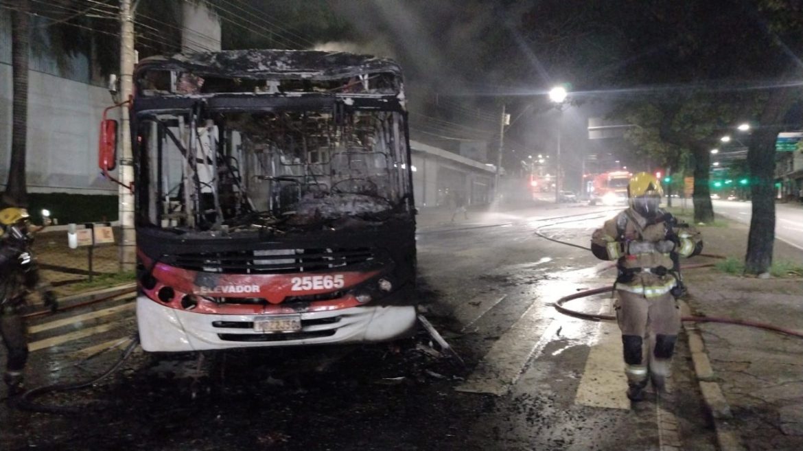onibus-sao-incendiados-na-avenida-amazonas,-em-belo-horizonte