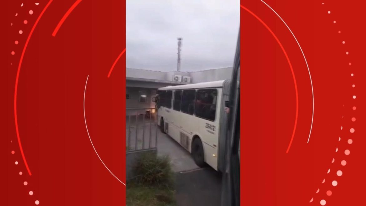 passageiro-passa-mal-em-onibus-e-motorista-‘invade’-upa-para-atendimento,-em-piraquara;-video