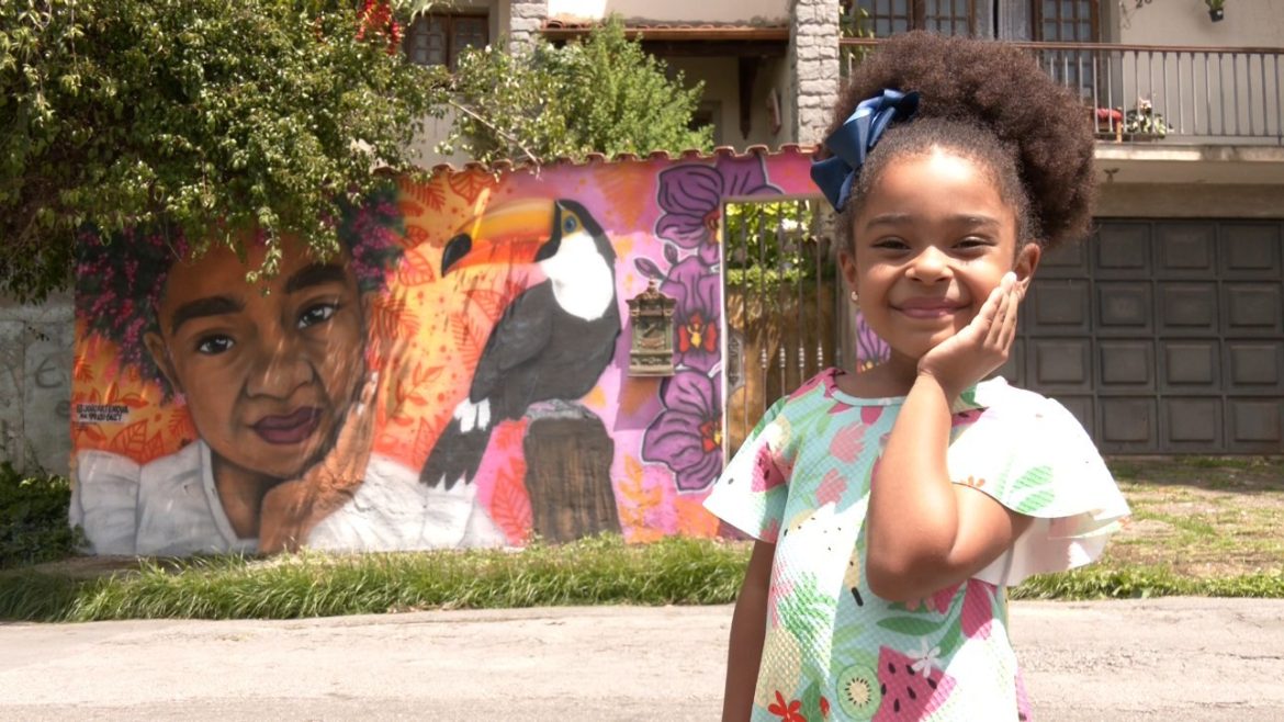 menina-com-cabelo-black-ganha-pintura-em-muro-e-reacao-viraliza-na-web:-‘fiquei-emocionada’