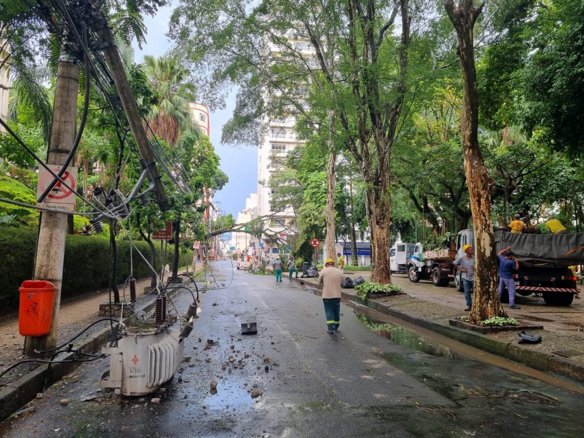 quedas-de-transformador-e-arvores:-forte-chuva-atinge-juiz-de-fora