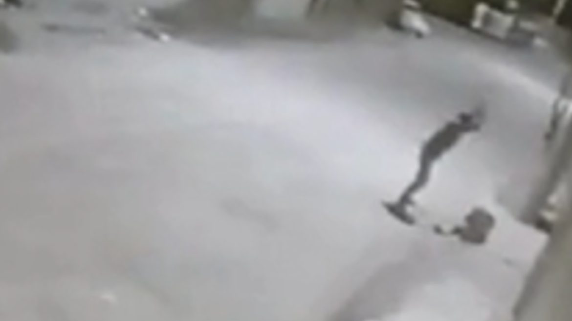 imagens-fortes:-homem-agride-outro-com-quase-30-pauladas-no-meio-da-rua