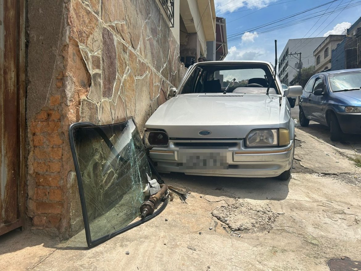 apos-ficar-sem-freio,-motorista-joga-carro-em-muro-de-casa-para-parar-veiculo-em-juiz-de-fora