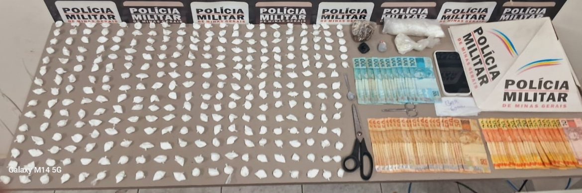 homem-e-preso-com-mais-de-300-papelotes-de-cocaina-e-quase-r$-2,5-mil-em-juiz-de-fora
